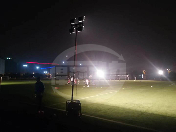 夜间足球比赛使用球场专用移动照明灯车
